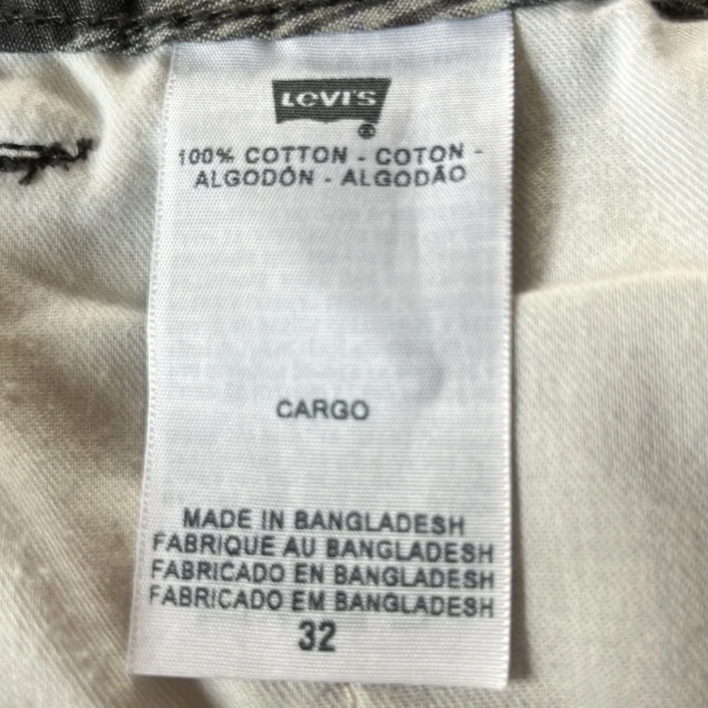 Levi’s charcoal gray/purple plaid cargo shorts size 32